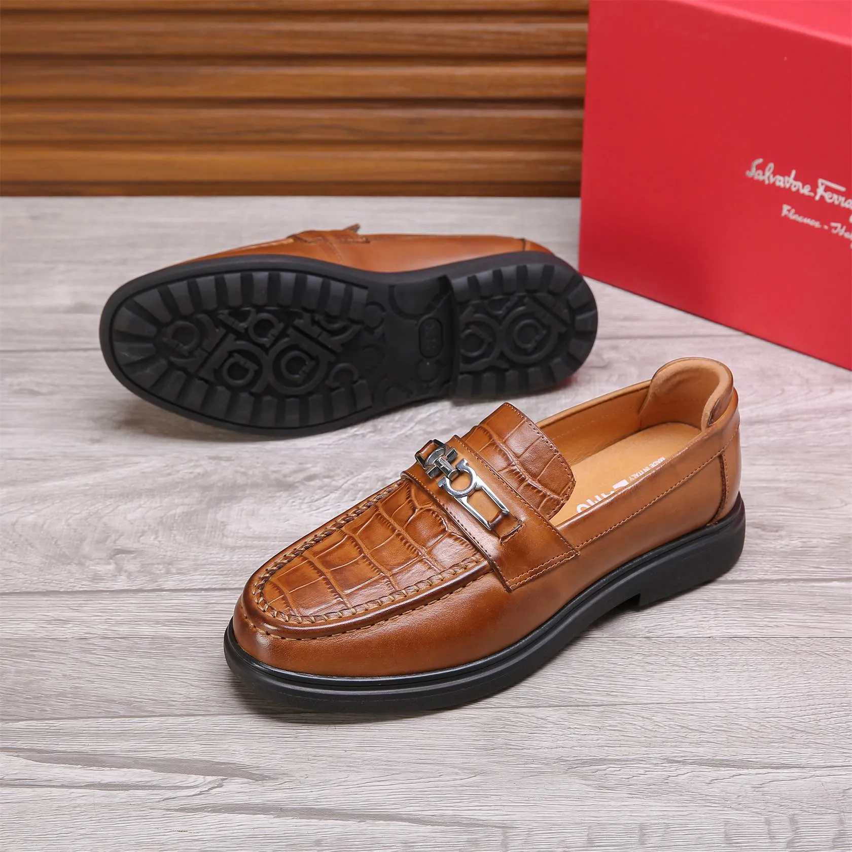 Men's shoes 💰460 🕷🕷🐂【Ferragamo】Ferragamo Popular fashionable casual shoes🇨🇳Official website counter 1:1 production, original mold opening💯Good quality visible, imported high-end first-layer waxed calfskin, water-dyed🐂leather lining🌿very clear texture, high-quality waterproof, non-slip and wear-resistant outsole🎋high quality and low price, truly handmade🍓Black optional! Code number 38-44 (45-46 customized)......
